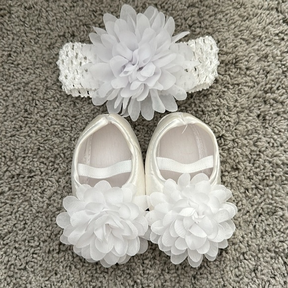 New Baby Girl Shoe Bundle 3 pairs of shoes with 2 matching headbands - Picture 2 of 7